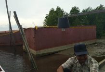 Nelayan Penibung ‘Evakuasi’ Tangki CPO dari Laut