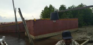 Nelayan Penibung ‘Evakuasi’ Tangki CPO dari Laut