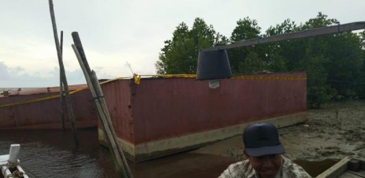 Nelayan Penibung ‘Evakuasi’ Tangki CPO dari Laut