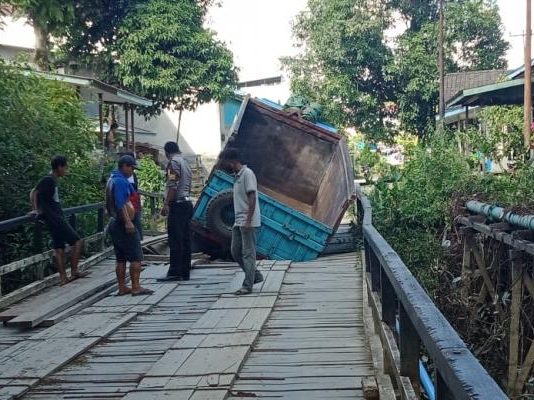 Jembatan Sungai Keliling Sepauk Jebol