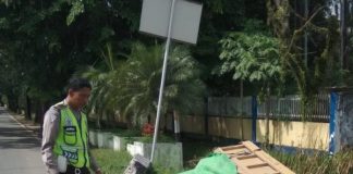 Hindari Kendaraan yang Mendahului, Truk Masuk Parit