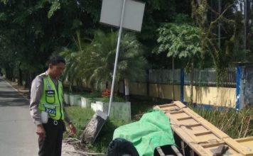 Hindari Kendaraan yang Mendahului, Truk Masuk Parit