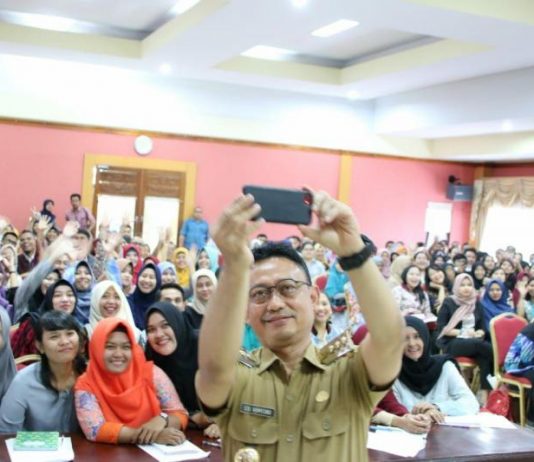 Edi Kamtono Selfie Bareng ASN Baru