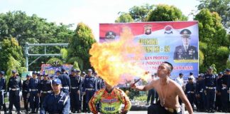 Satpam Unjuk Kebolehan, Ada Yang Seperti Naga Semburkan Api Dari Mulut