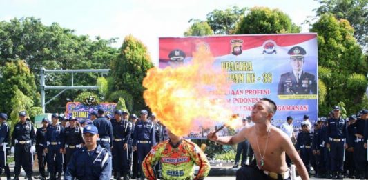 Satpam Unjuk Kebolehan, Ada Yang Seperti Naga Semburkan Api Dari Mulut