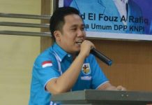 Pemuda meski baca buku Dahlan Iskan