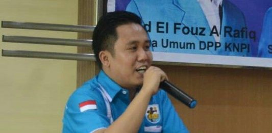 Pemuda meski baca buku Dahlan Iskan