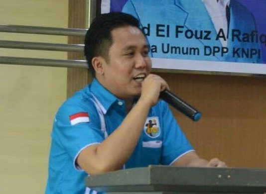 Pemuda meski baca buku Dahlan Iskan