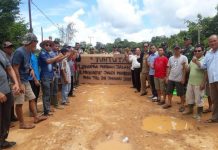 100 Warga Blokade Jalan Perbatasan