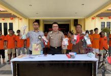 Sepanjang Januari, Polres Singkawang Bekuk 20 Penjahat BARANG BUKTI. Kapolres Singkawang, AKBP Raymond M Masengi menunjukkan barang bukti kejahatan narkoba dan togel sepanjang Januari 2019 di Mapolres Singkawang, Jumat (1/2)--SUHENDRA
