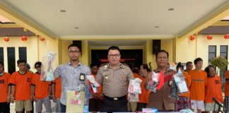 Sepanjang Januari, Polres Singkawang Bekuk 20 Penjahat BARANG BUKTI. Kapolres Singkawang, AKBP Raymond M Masengi menunjukkan barang bukti kejahatan narkoba dan togel sepanjang Januari 2019 di Mapolres Singkawang, Jumat (1/2)--SUHENDRA