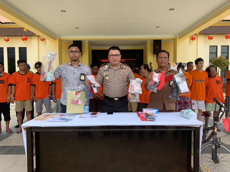 BARANG BUKTI. Kapolres Singkawang, AKBP Raymond M Masengi menunjukkan barang bukti kejahatan narkoba dan togel sepanjang Januari 2019 di Mapolres Singkawang, Jumat (1/2)--SUHENDRA