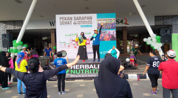 Warga Antusias Ikut Kampanye Sarapan Pagi Bergizi Herbalife