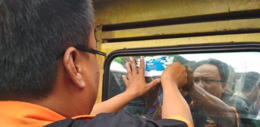 Bawaslu Pontianak Tertibkan APK di Angkutan Umum