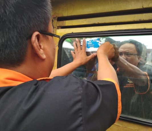 Bawaslu Pontianak Tertibkan APK di Angkutan Umum