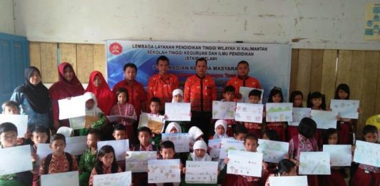 Sembilan Dosen STKIP Gelar PKM Serentak di Sayan