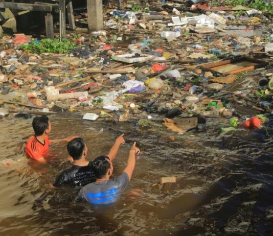 ‘Sayangi Parit Cintai Sungai Kapuas’