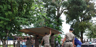 Satpol PP dan DLH Eksekusi Lapak PKL di Alun-Alun Sintang