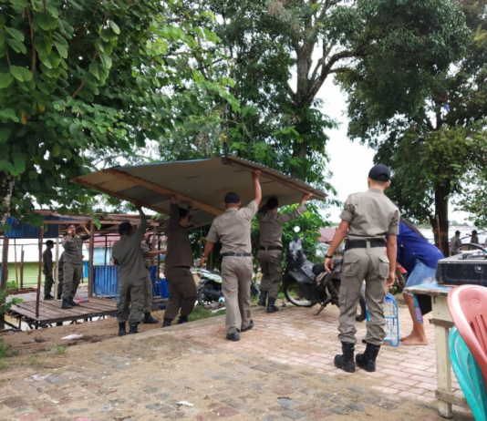 Satpol PP dan DLH Eksekusi Lapak PKL di Alun-Alun Sintang