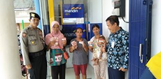 Polisi Kawal Penyaluran PKH Sekadau