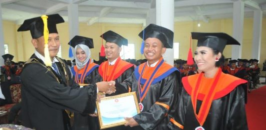 264 Mahasiswa STKIP Diwisuda