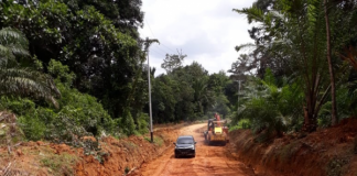 Truk Angkut Sawit Bikin Rusak Jalur Vital Desa