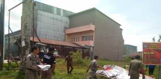 Satpol PP Bersama Bawaslu Eksekusi APK Langgar Aturan