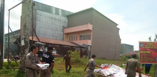 Satpol PP Bersama Bawaslu Eksekusi APK Langgar Aturan