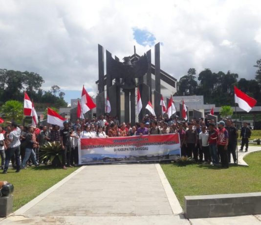 Ratusan Warga Perbatasan Entikong Gelar Deklarasi Cinta NKRI