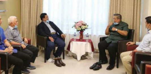 Prabowo Besuk Bu Ani Sejam