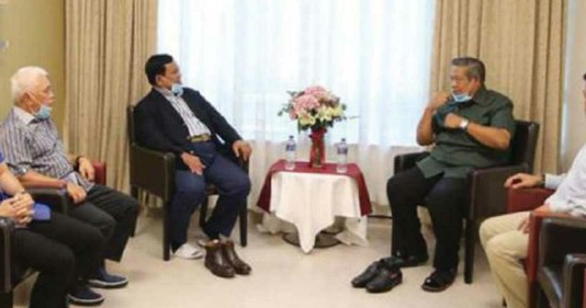 Prabowo Besuk Bu Ani Sejam