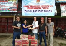 Perwakilan Warga Anjungan Serahkan Bantuan Untuk Korban Longsor Sungkung