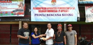 Perwakilan Warga Anjungan Serahkan Bantuan Untuk Korban Longsor Sungkung