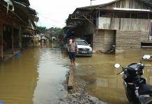 Banjir Mulai Genangi Rumah Warga Ledo