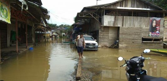 Banjir Mulai Genangi Rumah Warga Ledo