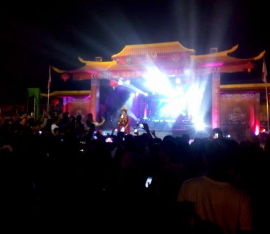 Artis Fitri Carlina Hibur Singkawang