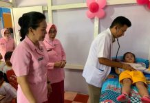 Pengurus Bhayangkari Singkawang Beri Vitamin Untuk Anak TK Pengurus Bhayangkari Cabang Singkawang melakukan pemeriksaan kesehatan serta memberikan Vitamin A kepada anak-anak TK Kemala Bhayangkari 04 Singkawang yang dipimpin oleh Ketua Bhayangkari Cabang Singkawang, Ny. Kristina Raymond di Klinik Polres Singkawang, Jl Gusti Sulung Lelang