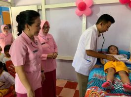 Pengurus Bhayangkari Cabang Singkawang melakukan pemeriksaan kesehatan serta memberikan Vitamin A kepada anak-anak TK Kemala Bhayangkari 04 Singkawang yang dipimpin oleh Ketua Bhayangkari Cabang Singkawang, Ny. Kristina Raymond di Klinik Polres Singkawang, Jl Gusti Sulung Lelang