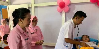 Pengurus Bhayangkari Singkawang Beri Vitamin Untuk Anak TK Pengurus Bhayangkari Cabang Singkawang melakukan pemeriksaan kesehatan serta memberikan Vitamin A kepada anak-anak TK Kemala Bhayangkari 04 Singkawang yang dipimpin oleh Ketua Bhayangkari Cabang Singkawang, Ny. Kristina Raymond di Klinik Polres Singkawang, Jl Gusti Sulung Lelang