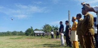 Bupati Citra dan Wabup Effendi Tunggu Kedatangan Menhub di Lapangan Bola Riam Berasap
