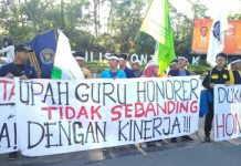 Lebih Besar Gaji Kuli Dibanding Guru Unjuk Rasa. Mahasiswa Keguruan tuntut kesejahteraan guru honorer, bundaran Bambu Runcing Jln.A Yani. Sabtu, (23/2).