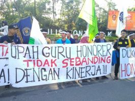 Unjuk Rasa. Mahasiswa Keguruan tuntut kesejahteraan guru honorer, bundaran Bambu Runcing Jln.A Yani. Sabtu, (23/2).