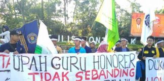 Lebih Besar Gaji Kuli Dibanding Guru Unjuk Rasa. Mahasiswa Keguruan tuntut kesejahteraan guru honorer, bundaran Bambu Runcing Jln.A Yani. Sabtu, (23/2).