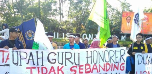 Lebih Besar Gaji Kuli Dibanding Guru Unjuk Rasa. Mahasiswa Keguruan tuntut kesejahteraan guru honorer, bundaran Bambu Runcing Jln.A Yani. Sabtu, (23/2).