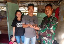 Suhandi Serahkan Granat Aktif yang Dimilikinya Sejak 1964