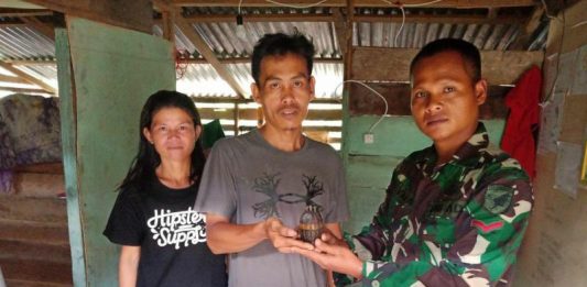 Suhandi Serahkan Granat Aktif yang Dimilikinya Sejak 1964