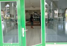 Pintu Kaca Masjid At-Taqwa Rusak, Pelakunya Diduga Gangguan Jiwa