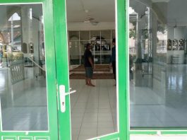 Pintu Kaca Masjid At-Taqwa Rusak, Pelakunya Diduga Gangguan Jiwa