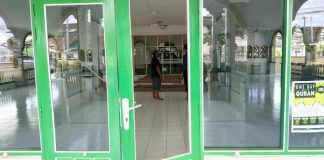 Pintu Kaca Masjid At-Taqwa Rusak, Pelakunya Diduga Gangguan Jiwa