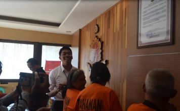 Tak Sempat Kabur, Kakek Nenek Pasrah Ditangkap